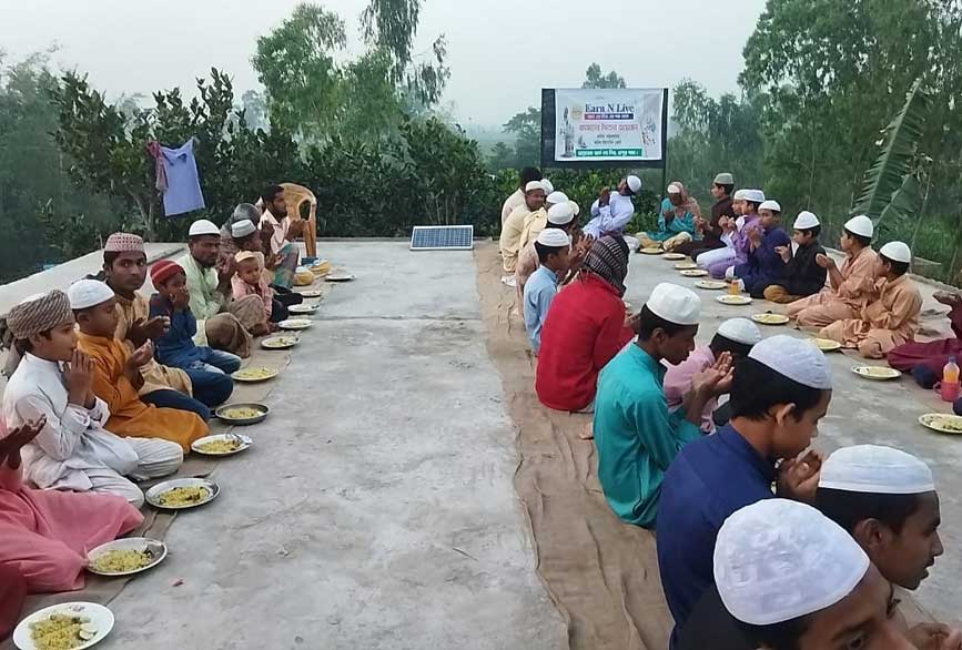 ইফতার বিতরণ  - আর্ন এন্ড লিভ 